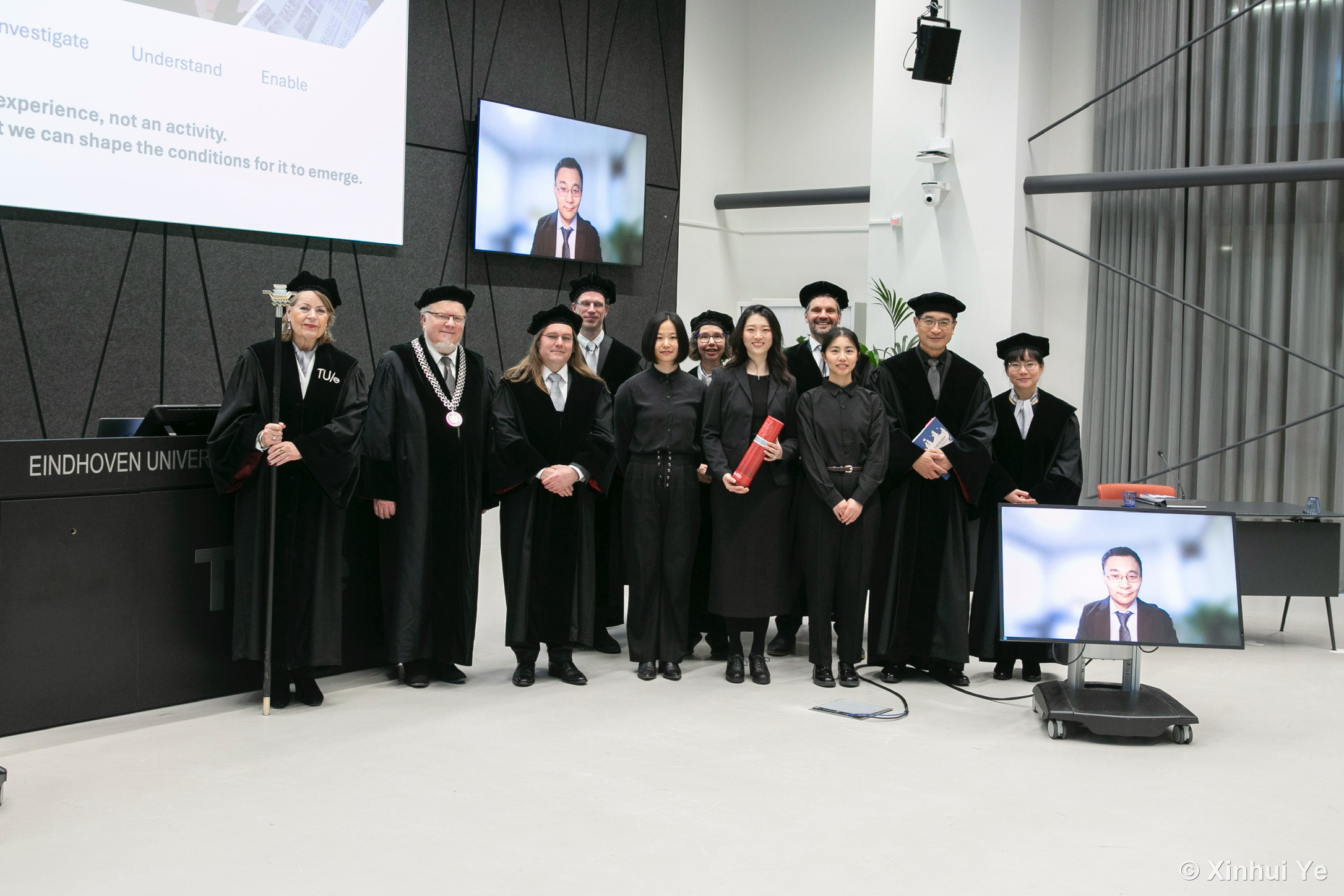 Group photo with the doctoral committee in academic gowns at TU/e