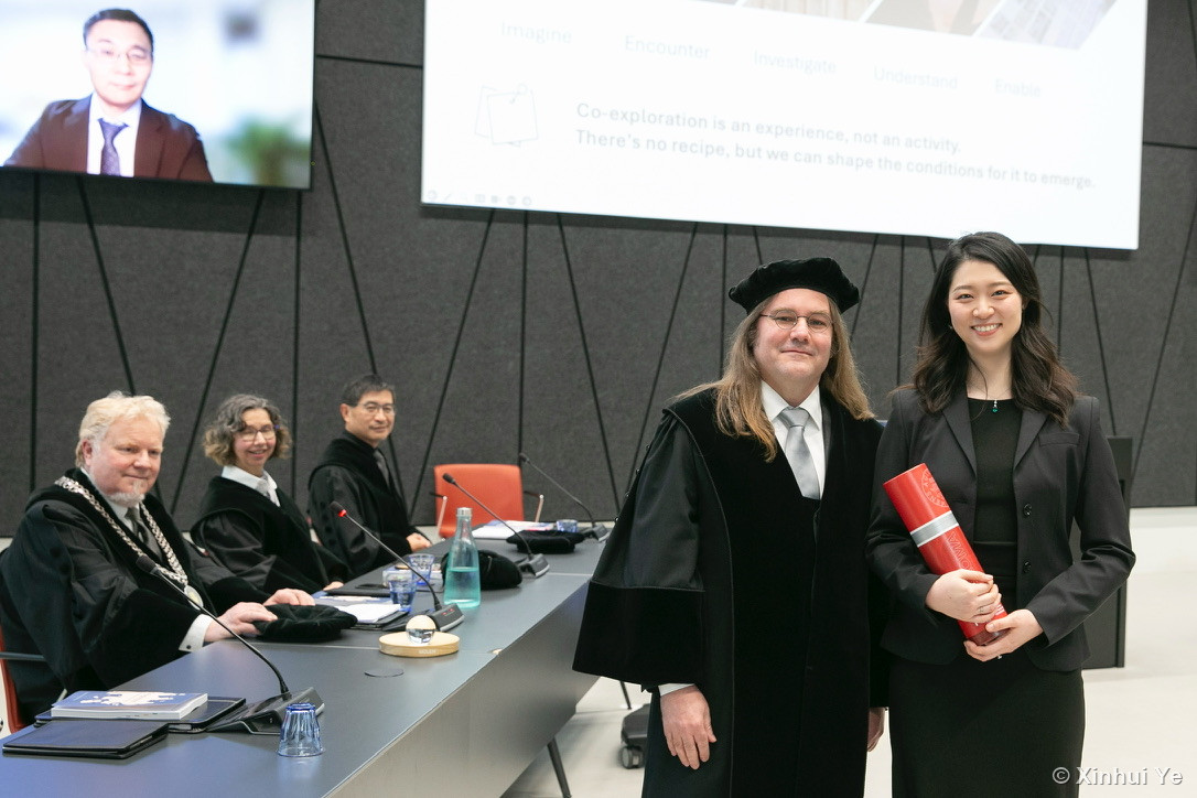 Xinhui receiving the diploma from her supervisor Joep